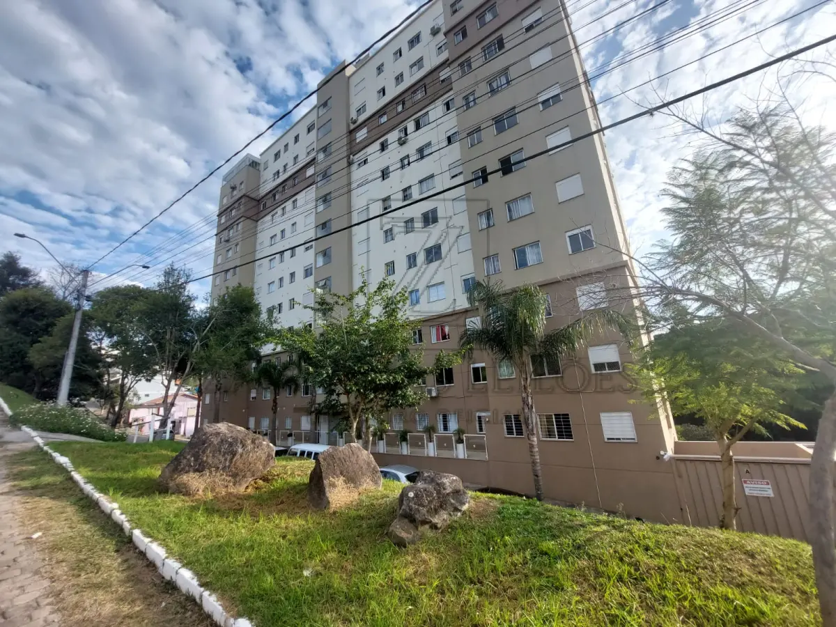 LOTE 003 - Uma fração ideal de 10,0620m² no terreno situado nesta cidade, que tem a denominação administrativa de  lote n° 0357 da quadra 08, zona 05, distrito 01, com área de 1.500,00m² (um mil e quinhentos metros quadrados)  de terras, sitas na esquina formada pela rua Marechal Deodoro da Fonseca e pela Av. Pinheiro Machado, no lado  par da primeira, no quarteirão formado por essas duas vias e mais ruas Borges de Medeiros e Flores da Cunha,  registrada no Ofício de Registro de Imóveis de Veranópolis, Comarca de Veranópolis, Registrada sob a Matrícula  nº 22.514, e que confrontam: ao norte, no sentido leste/oeste por uma linha reta de 30 metros, sendo 14,00 metros  com terras de Pedro Seben, e 16 metros com terras de Antonio Peruzzo; ao sul , no sentido leste/oeste por uma  linha reta de 30 metros com a rua Marechal Deodoro da Fonseca; ao leste, no sentido norte/sul por uma linha reta  de 50,00 metros, com a Av. Pinheiro Machado, e ao oeste, no sentido norte/sul por uma linha reta de 50 metros  com terras de Rosa Maria Tomasetto Puerta; A esta fração corresponderá o apartamento nº 1005 do “Edifício  Pioneiro”, localizado na Av. Pinheiro Machado, nº 1000, com acesso pela mesma Avenida, no décimo pavimento,  de fundos, o terceiro apartamento à direita para quem sai do elevador, possui área real privativa de 35,45m², área  total de 58,68m², cota ideal do terreno de 10,0620m², ao que corresponde um coeficiente de proporcionalidade de  0,006708 nas coisas de uso comum e no terreno onde se assenta o prédio.