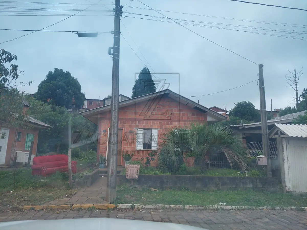 LOTE 007 - Um prédio em alvenaria destinado a residência, com 38,20 m², situado na Rua Vereador João Minozzo nº 230, nesta cidade, objeto do cadastro imobiliário 4452800, Lote 28 da Quadra 03, do Loteamento Basalto 6 edificado sobre parte da MATRÍCULA geral 17.690. Terreno Urbano, com 49.480,71m², no quarteirão formado pelas Ruas Dorvalino Colla, Brasil, Dr. Tancredo de Almeida Neves, Hipólito Bristot, Atílio Todeschini, Drusiana Dall’Agnol, Independência, Bom Jesus, Vereador Wilson Macuco, Padre Antônio Serraglio e Conselheiro Humberto Simonatto, e Estrada Buarque de Macedo, nesta cidade, medindo e confrontando: ao NORTE, na extensão de 270,25m, com o leito da Rua Conselheiro Humberto Simonatto, lado ímpar; ao SUL, é formado por três segmentos a saber: partindo da extremidade sul da confrontação leste, mede 115,23m, no sentido oeste: a seguir, toma rumo norte, por 119,59m, e finalmente retoma o sentido oeste, por 149,23m, confrontando em todos eles com terras do Município de Nova Prata; ao LESTE, na extensão de 249,80m, confronta com o leito da Rua Conselheiro Humberto Simonato, com terras do Município de Nova Prata e com Vincente Grzebieluckas, e ao OESTE, na extensão de 131,87m, confronta com o leito da rua Conselheiro Humberto Simonato, e com terras do Município de Nova Prata, donde dista 292,24m, da esquina da Rua Padre Antônio Serraglio.