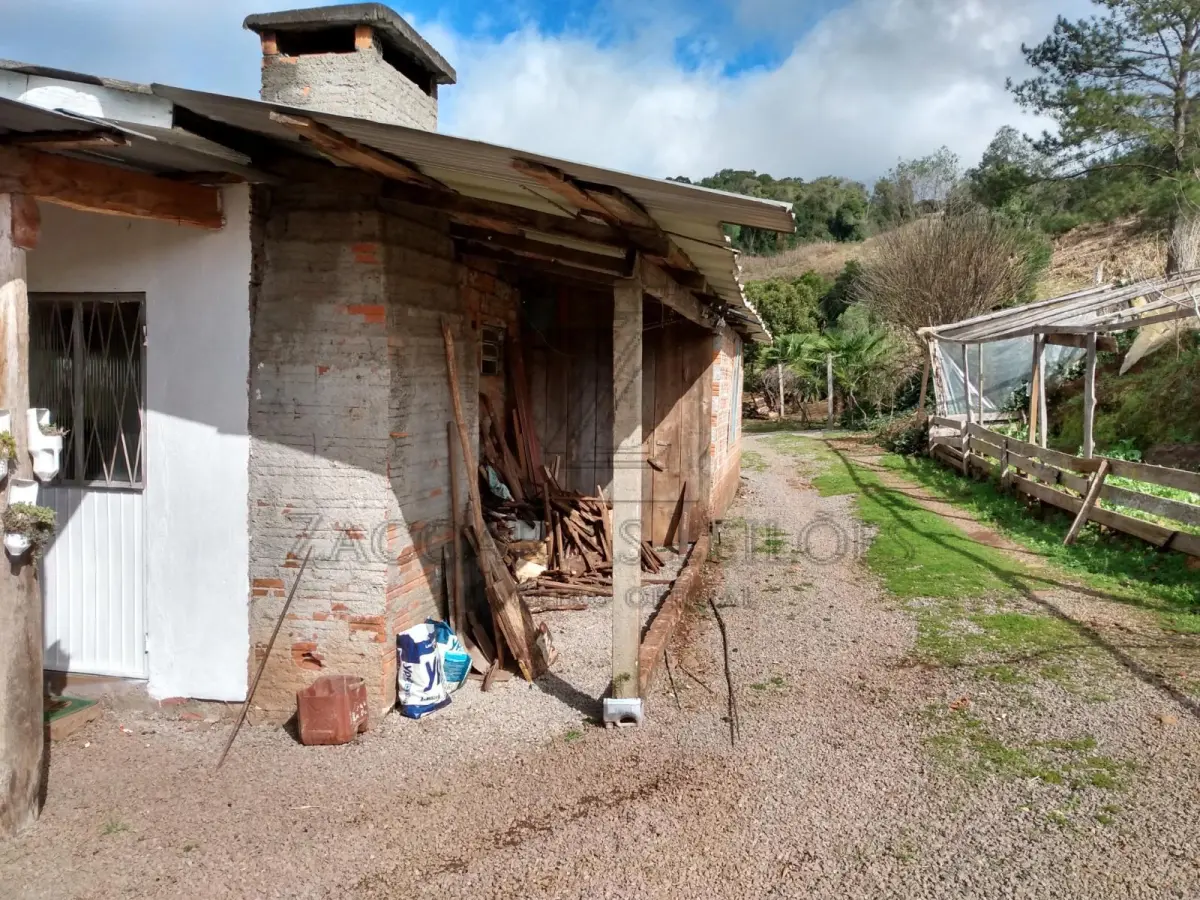 LOTE 004 - UMA AREA DE TERRAS DE CULTURA, localizada em São Jorge-RS, com a área de 80.058,00m² de forma  irregular, confrontando: ao NORTE, por linha seca, com terras de II Abraão; ao SUL, por linha seca, com  terras de Ermindo Pelissarí; ao LESTE, pela estrada municipal que liga os municípios de São Jorge a  Guabijú, com terras de Juarte Fracasso; e ao OESTE, com terras de Ivan Dall Agnol. P. Benfeitorias: Uma CASA (MISTA) Metragem da Casa mista medindo aproximadamente 150,00m²; Um Chiqueiro em construção mista com 52,00m²; Um chiqueiro antigo de madeira com 45,00m²; Mangueira em madeira com 80,00m²; Um Galpão em madeira com 350,00m²; Um chiqueiro misto com 540,00m², 26 baias, capacidade 400 suínos; Silo para armazenagem de ração com capacidade para 15 toneladas; Depósito para armazenamento de fezes de suínos e Poço artesiano, encamisado, com 96 metros de profundidade.