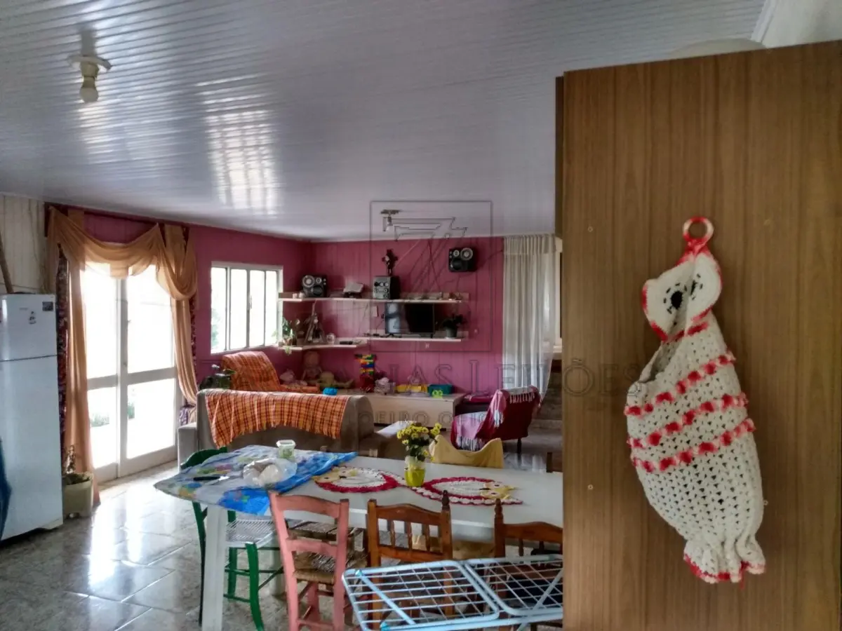 LOTE 004 - UMA AREA DE TERRAS DE CULTURA, localizada em São Jorge-RS, com a área de 80.058,00m² de forma  irregular, confrontando: ao NORTE, por linha seca, com terras de II Abraão; ao SUL, por linha seca, com  terras de Ermindo Pelissarí; ao LESTE, pela estrada municipal que liga os municípios de São Jorge a  Guabijú, com terras de Juarte Fracasso; e ao OESTE, com terras de Ivan Dall Agnol. P. Benfeitorias: Uma CASA (MISTA) Metragem da Casa mista medindo aproximadamente 150,00m²; Um Chiqueiro em construção mista com 52,00m²; Um chiqueiro antigo de madeira com 45,00m²; Mangueira em madeira com 80,00m²; Um Galpão em madeira com 350,00m²; Um chiqueiro misto com 540,00m², 26 baias, capacidade 400 suínos; Silo para armazenagem de ração com capacidade para 15 toneladas; Depósito para armazenamento de fezes de suínos e Poço artesiano, encamisado, com 96 metros de profundidade.