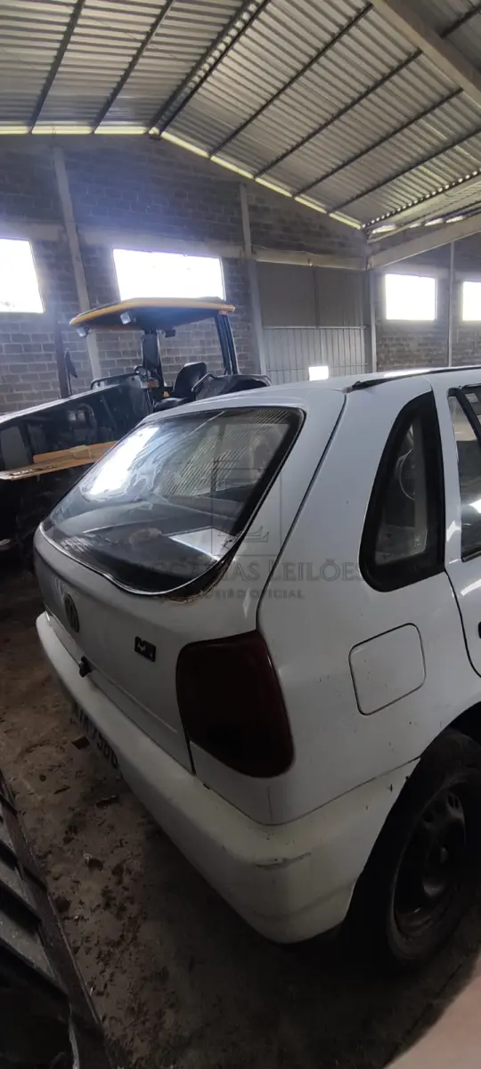 LOTE 004 - Um automóvel da marca VW-VOLKSWAGEN/GOL MI, placas KIK-7568, ano/modelo 1998/1999, na cor branca, RENAVAM 706212169.