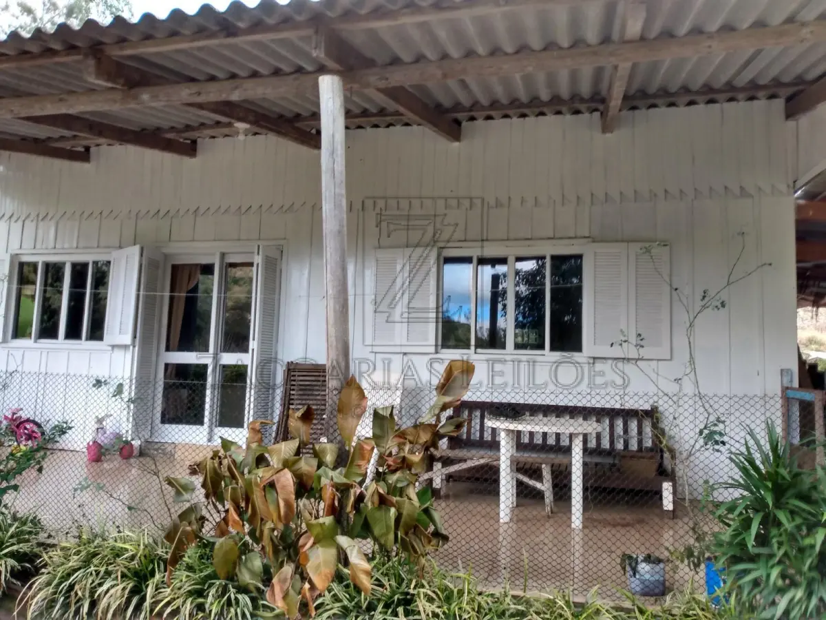 LOTE 004 - UMA AREA DE TERRAS DE CULTURA, localizada em São Jorge-RS, com a área de 80.058,00m² de forma  irregular, confrontando: ao NORTE, por linha seca, com terras de II Abraão; ao SUL, por linha seca, com  terras de Ermindo Pelissarí; ao LESTE, pela estrada municipal que liga os municípios de São Jorge a  Guabijú, com terras de Juarte Fracasso; e ao OESTE, com terras de Ivan Dall Agnol. P. Benfeitorias: Uma CASA (MISTA) Metragem da Casa mista medindo aproximadamente 150,00m²; Um Chiqueiro em construção mista com 52,00m²; Um chiqueiro antigo de madeira com 45,00m²; Mangueira em madeira com 80,00m²; Um Galpão em madeira com 350,00m²; Um chiqueiro misto com 540,00m², 26 baias, capacidade 400 suínos; Silo para armazenagem de ração com capacidade para 15 toneladas; Depósito para armazenamento de fezes de suínos e Poço artesiano, encamisado, com 96 metros de profundidade.