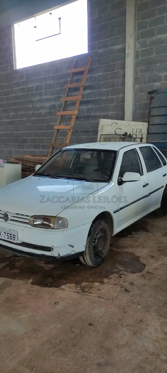 LOTE 004 - Um automóvel da marca VW-VOLKSWAGEN/GOL MI, placas KIK-7568, ano/modelo 1998/1999, na cor branca, RENAVAM 706212169.