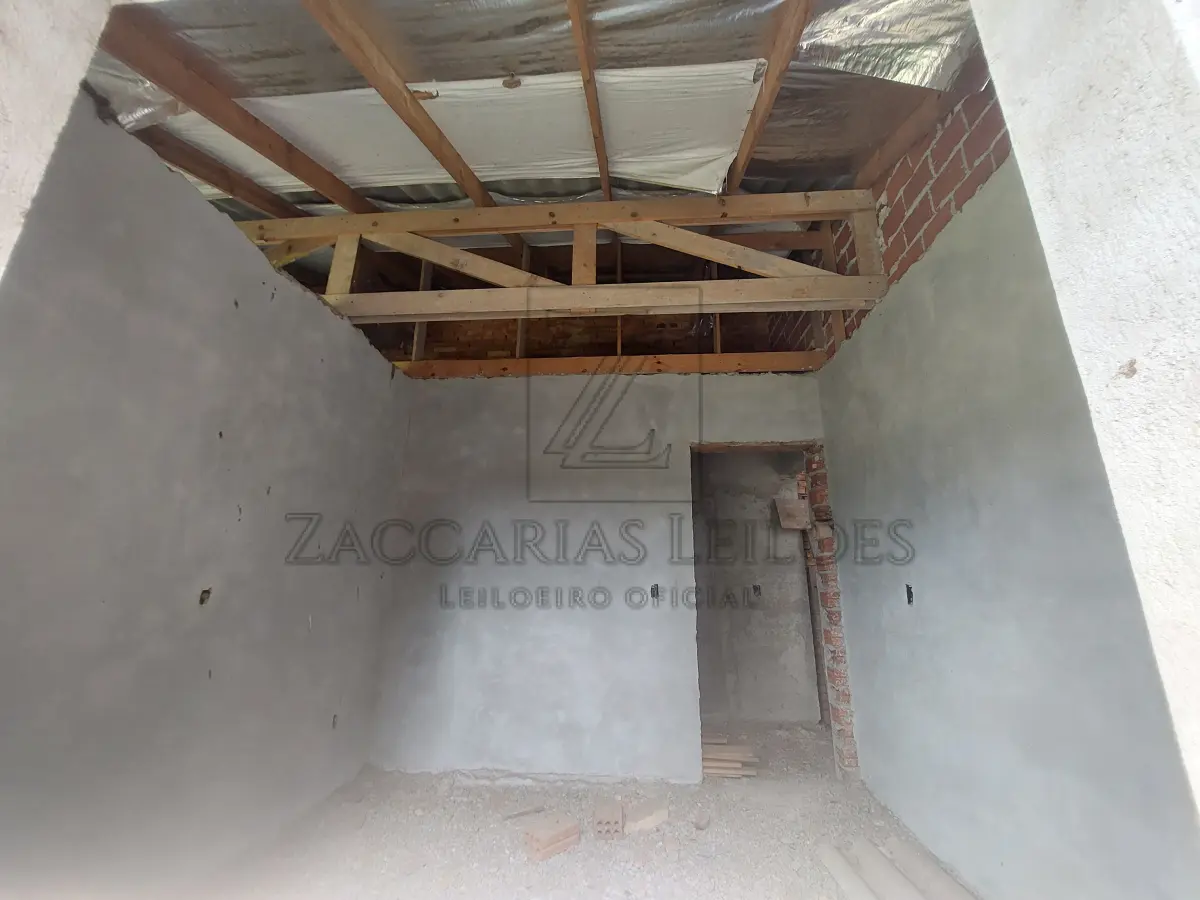 LOTE 003 - IMÓVEL: Fração de 286,64m2 e 50% das benfeitorias (55,00m2 na casa de madeira e 12,50m2 na casa de alvenaria). da matrícula nº 2428, do LIVRO Nº 2 DO REGISTRO DE IMÓVEIS DA COMARCA DE NOVA PRATA. Descrita como: NA PARTE DO LOTE NÚMERO OITO(8), SITO NA RUA SILVÉRIO ANTONIO DE ARAUJO, EX-PRAÇA DA IGREJA SANTO ANTONIO, esquina com a rua 20 de setembro, ex-travessa, lado par, quarteirão compreendido pelas ruas 20 de setembro ex-travessa do Comercio, Estrada Buarque de Macedo e Silvério Antonio de Araujo, ex-praça da Igreja Santo Antonio da Vila Rio Branco, distrito deste município, com a área de 799,98m² confrontando; AO NORTE, na extensão de 55,00 metros com a rua 20 de setembro, ex-travessa, na direção Este-Oeste; daí na direção norte-sul, por 8,00metros com a rua Silvério Antonio de Araujo, ex-praça da Igreja Santo Antonio daí, na extensão de 25,00metros, na direção Oeste-Leste, com terras da Sociedade Bochófila Rio Branco, dai, rumo sul, na extensão de 12,00metros, ainda com terras da Sociedade Bochófila Rio Branco; daí rumo Oeste-este, na extensão de 30,00 metros, com terras de Fernando Pocai e daí rumo Norte, na extensão de 20,00 metros com o lote número 1. Com uma casa de madeira em regular estado de conservação e uma pequena casa de alvenaria com duas peças.