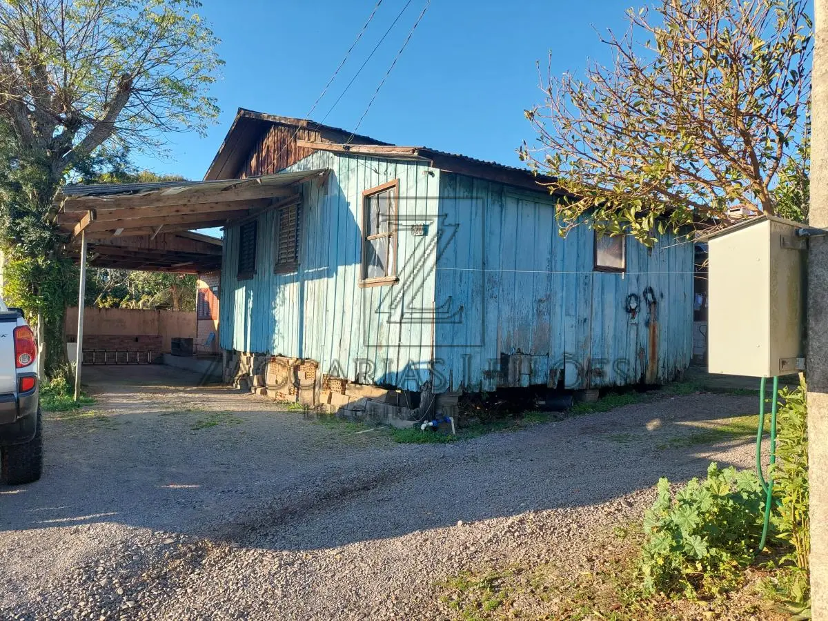 LOTE 006 - Fração ideal de 273,00 m² do imóvel objeto da matrícula nº 11.253 do RI de Nova Prata/RS de Um terreno, constituido de parte dos lotes nº 6, 7 e 9 , das quadra letra “K”, nesta cidade, com a área de 455,00m², de situação encravada, localizado no quarteirão formado pela Av. Borges de Medeiros e Ruas Prudente de Morais, Silvério de Araújo, Cônego Peres e Buarque de Macedo, medindo e Confrontando: ao NORTE, na extensão de 13,00m, com lotesnº 8 e 9, sendo 7,00mcom o primeiro e 6,00m com o segundo; ao SUL, na mesma extensão, com os mesmos lotes 7 e 9; ao LESTE, na extensão de 35,00m com os lotes 6 e 7, sendo 5,00m com o primeiro, e 30,00m com o segundo; e ao OESTE, na mesma extensão, com o lote nº 9. A projeção da confrontação leste do imóvel, no sentido sul-norte, por 50,00m, encontra o alinhamento da Rua Prudente de Moraes, lado ímpar, num ponto distante 43,00m da esquina da Av. Borges de Medeiros.
