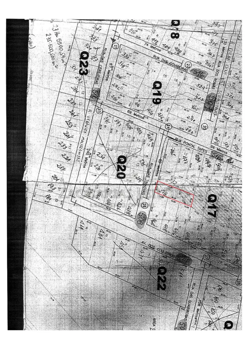 LOTE 001 - IMÓVEL – LOTE Nº 09 QUADRA Nº 17, com 450,73m² de área; encontrando-se 32,59m da  esquina formada pela Av. dos Coqueiros e Rua das Timbaúvas, confrontando –se: frente ao SUL  em 12,00m com a rua das Timbaúvas; fundos ao NORTE em 12,00m com lote nº 5; lado direito ao  OESTE de frente aos fundos em 38,00m com lote nº 10; e lado esquerdo ao LESTE de frente a  fundos 38,00m com lotes 6, 7 e 8 . Lado de numeração PAR. - Quarteirão área de preservação, Av.  dos coqueiros, Rua das Timbaúvas e Rua Pontal de Tapes. Localização: Loteamento denominado  “Pontal de Tapes – Fase II”, Município de Tapes – RS. Procedência: R.1/11.517, L. º 2RG, de 02 de  março de 2000. TITULO: PRESERVAÇÃO PERNAMENTE – FORMA DO TITULO: Licença de  instalação nº 0115/2000-DL, expedida pela fundação estadual de proteção ambiental FEPAM em  08/02/2000 – Fica gravado parte do imóvel acima matriculado como área de Preservação Permanente  nas seguintes medidas e confrontações: ao NORTE em 12,00m com o lote nº5 da quadra 17; ao LESTE  em 14,54m com o próprio lote n º 9 da quadra nº 17; ao SUL 5,28m com lote n º9 da quadra nº17; e ao  OESTE em 13,02m com lote nº 10 da quadra nº 17. Tudo de acordo com a Matrícula – Nº 11.879 data  09/03/2000 Livro nº 02 – Ofício dos Registros Públicos de Imóveis Comarca de Tapes RS e suas  alterações.