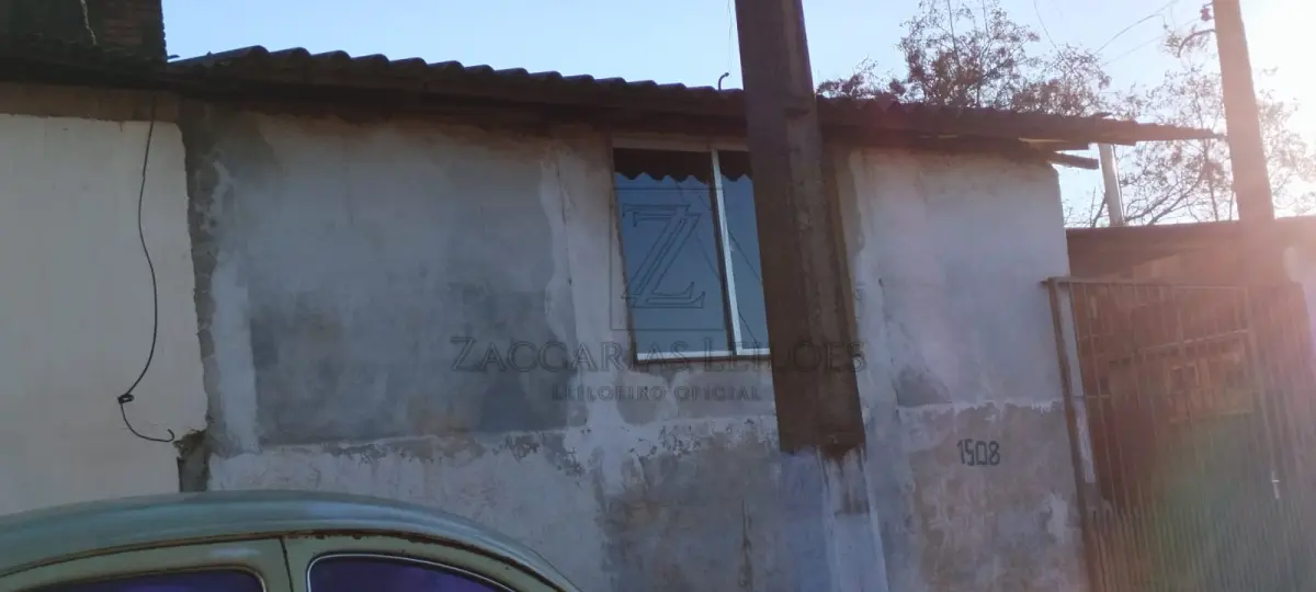 LOTE 005 - Estritamente em relação a benfeitoria. Um prédio em alvenaria destinado a residência, com 32,90  m², situado na Rua dos Jasmins nº 1508, nesta cidade, edificado sobre a matrícula 14.518, de  propriedade do Município de Nova Prata. Lote 02, da quadra F, do LOTEAMENTO PROMORAR, nesta  cidade, com área de 176,00m², distando 8,08m da esquina formada pela Rua dos Jasmins e terras da  sucessão de Valdomiro Trucolo, fazendo frente ao SUL, em 8,00m, com a Rua dos Jasmins, lado par;  ao OESTE, de frente a fundos, em 22,00m com o lote 01; nos fundos, ao NORTE, em 8,00m, com terras  da sucessão de Valdomiro Trucolo, e ao LESTE, de frente a fundos, em 22,00m, com o lote 03; situado  no quarteirão formado pela Rua dos Jasmins, terras da sucessão de Valdomiro Trucolo e terras da  Prefeitura, com UMA CASA de alvenaria, para residência, do tipo E-#, com 32,90m², edificada em 1984..  MATRÍCULA nº 14.518, do LIVRO DE REGISTRO DE IMÓVEIS DA COMARCA DE NOVA PRATA/RS.