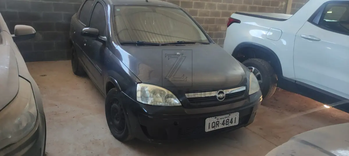 LOTE 010 - Um automóvel da marca GM-CHEVROLET/CORSA SEDAN PREMIUM, placas IQR-4841, na cor preta, à álcool/gasolina, ano/modelo 2010/2010, RENAVAM 202365310.