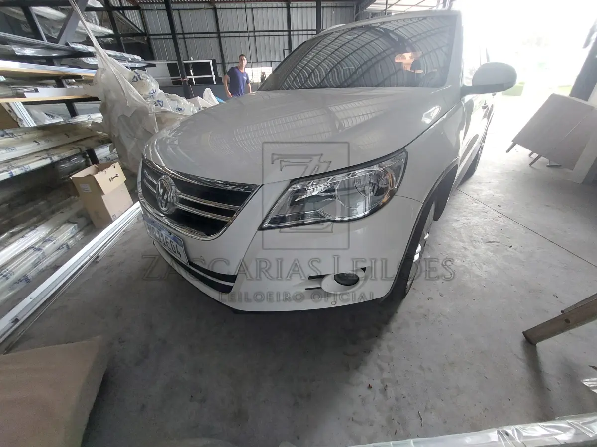 LOTE 005 - Um automóvel da marca VW-VOLKSWAGEN/TIGUAN 2.0 TSI, placas NQJ-1E04, na cor branca,  ano/modelo 2011/2011, RENAVAM 333843916.