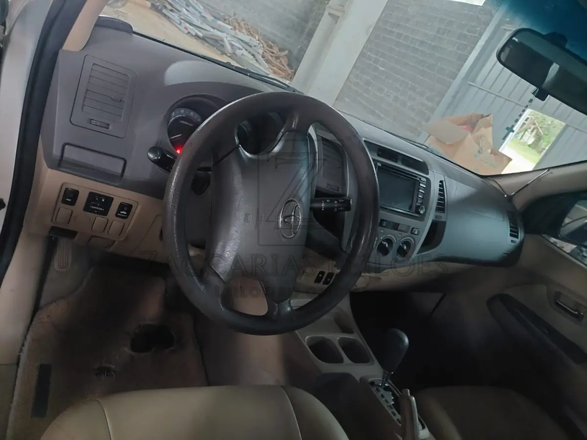 LOTE 006 - Um automóvel da marca I/TOYOTA HILUX SW4 4X2SR, placas KZC-1I70, na cor prata,  ano/modelo 2009/2009, RENAVAM 149717768.