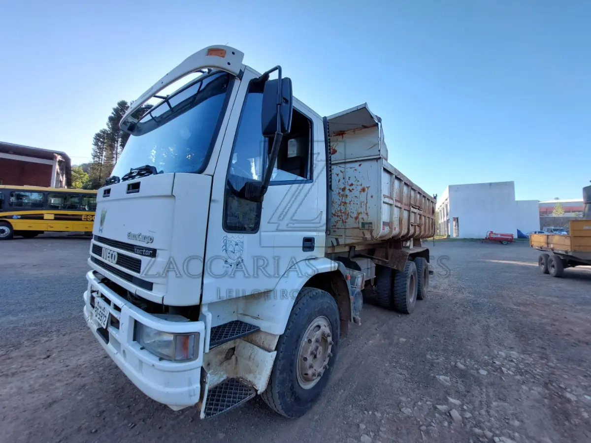 LOTE 007 - Caminhão Marca Iveco, modelo ECTECTOR 230E24N, ano 2008, modelo	2008, cor Branca, combustível	Diesel, peso bruto total 2300, cap. max. Tração 3300, espécie Veiculo Carga, carroceria basculante, placa IPD5972.