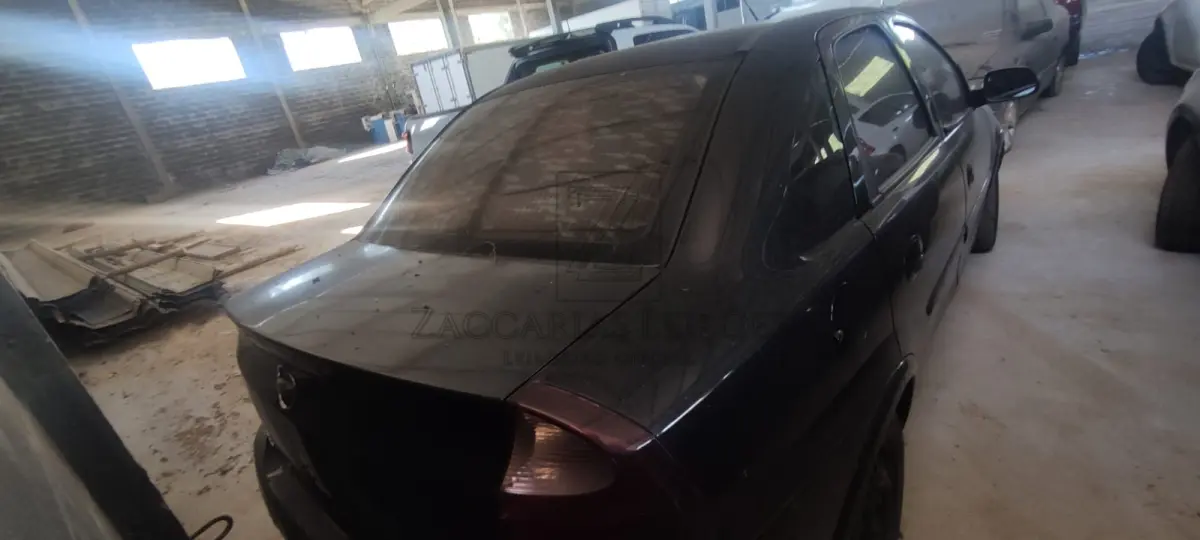 LOTE 010 - Um automóvel da marca GM-CHEVROLET/CORSA SEDAN PREMIUM, placas IQR-4841, na cor preta, à álcool/gasolina, ano/modelo 2010/2010, RENAVAM 202365310.