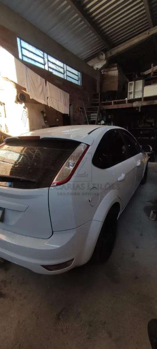 LOTE 005 - Um automóvel da marca I/FORD FOCUS HC FLEX, placa ITQ0B96, na Cor: Branca, à gasolina,  Ano/modelo: 2012/2013, RENAVAM: 490751709.