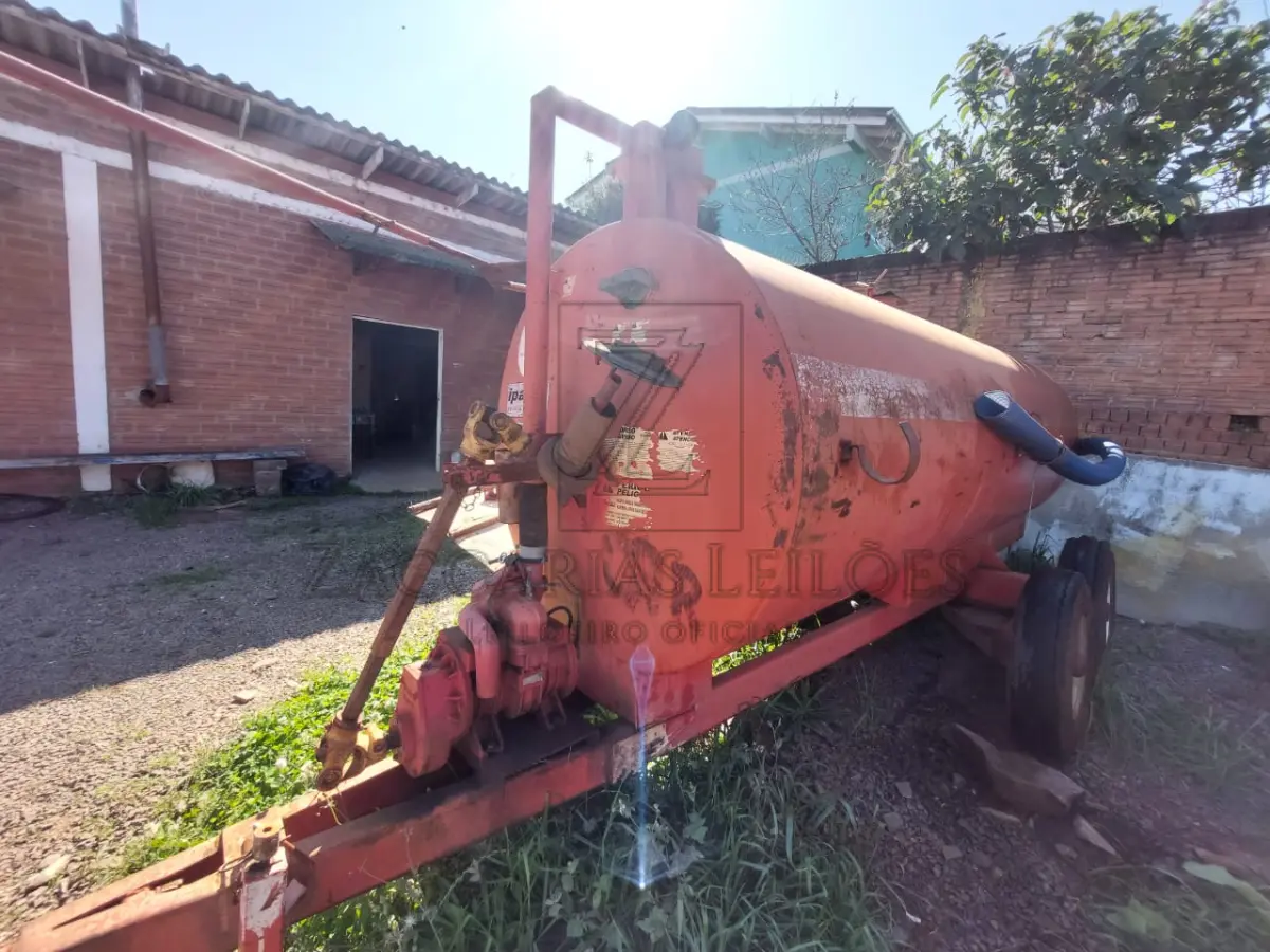 LOTE 010 - Um distribuidor de adubo líquido da marca IPACOL.