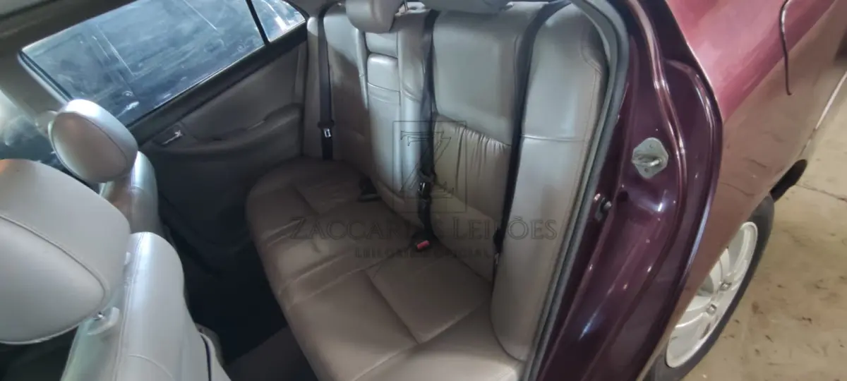 LOTE 003 - Um automóvel da marca TOYOTA/COROLA SEG 18VVT, placas AHW-0060, ano/modelo 2004/2005, na cor vermelha, à gasolina, RENAVAM 839691378.