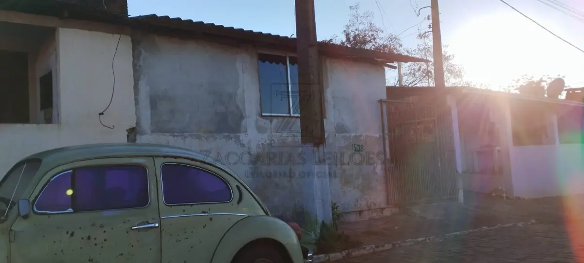 LOTE 005 - Estritamente em relação a benfeitoria. Um prédio em alvenaria destinado a residência, com 32,90  m², situado na Rua dos Jasmins nº 1508, nesta cidade, edificado sobre a matrícula 14.518, de  propriedade do Município de Nova Prata. Lote 02, da quadra F, do LOTEAMENTO PROMORAR, nesta  cidade, com área de 176,00m², distando 8,08m da esquina formada pela Rua dos Jasmins e terras da  sucessão de Valdomiro Trucolo, fazendo frente ao SUL, em 8,00m, com a Rua dos Jasmins, lado par;  ao OESTE, de frente a fundos, em 22,00m com o lote 01; nos fundos, ao NORTE, em 8,00m, com terras  da sucessão de Valdomiro Trucolo, e ao LESTE, de frente a fundos, em 22,00m, com o lote 03; situado  no quarteirão formado pela Rua dos Jasmins, terras da sucessão de Valdomiro Trucolo e terras da  Prefeitura, com UMA CASA de alvenaria, para residência, do tipo E-#, com 32,90m², edificada em 1984..  MATRÍCULA nº 14.518, do LIVRO DE REGISTRO DE IMÓVEIS DA COMARCA DE NOVA PRATA/RS.