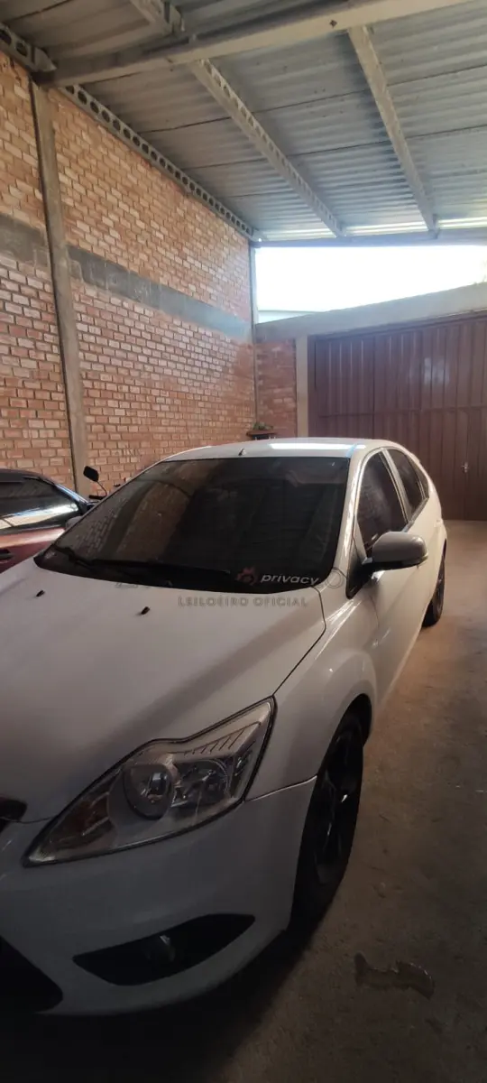 LOTE 005 - Um automóvel da marca I/FORD FOCUS HC FLEX, placa ITQ0B96, na Cor: Branca, à gasolina,  Ano/modelo: 2012/2013, RENAVAM: 490751709.