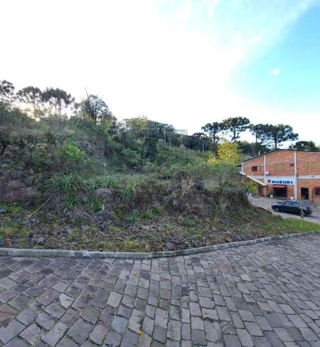 LOTE 002 - Terreno Urbano, Localizado no quarteirão formado pela faixa de domínio da RS/324,  antiga Rua Itália, Ruas da Emancipação e Imigrantes e terras urbanas, nesta cidade, com área de  680,00m², sem benfeitorias, medindo 20,00m de frente, ao OÉS-SUDOESTE, à faixa de domínio da  RS/324, atingida pela Rua Itália, lado par, por 34,00m de extensão da frente ao fundo, por ambos os lados,  o qual entesta no fundo, ao LÉS-NORDESTE, onde tem a mesma medida da frente, confrontando com  terras urbanas de Ivo José Dagnese outro, dividindo-se por uma ldo, ao NOR- NOROESTE, com terreno de  propriedade de Ivo Jose Dagnese, donde dista, pelo alinhamento dos números pares da Rua Itália, 207,34m  da esquina da Rua Emancipação; e, pelo outro lado, ao SU-SUDESTE, confrontando com terreno de  propriedade de Ivo José Dagnese. MATRÍCULA nº 2176 do livro 2 do REGISTEO DE IMÓVEIS de NOVA  BASSANO.
