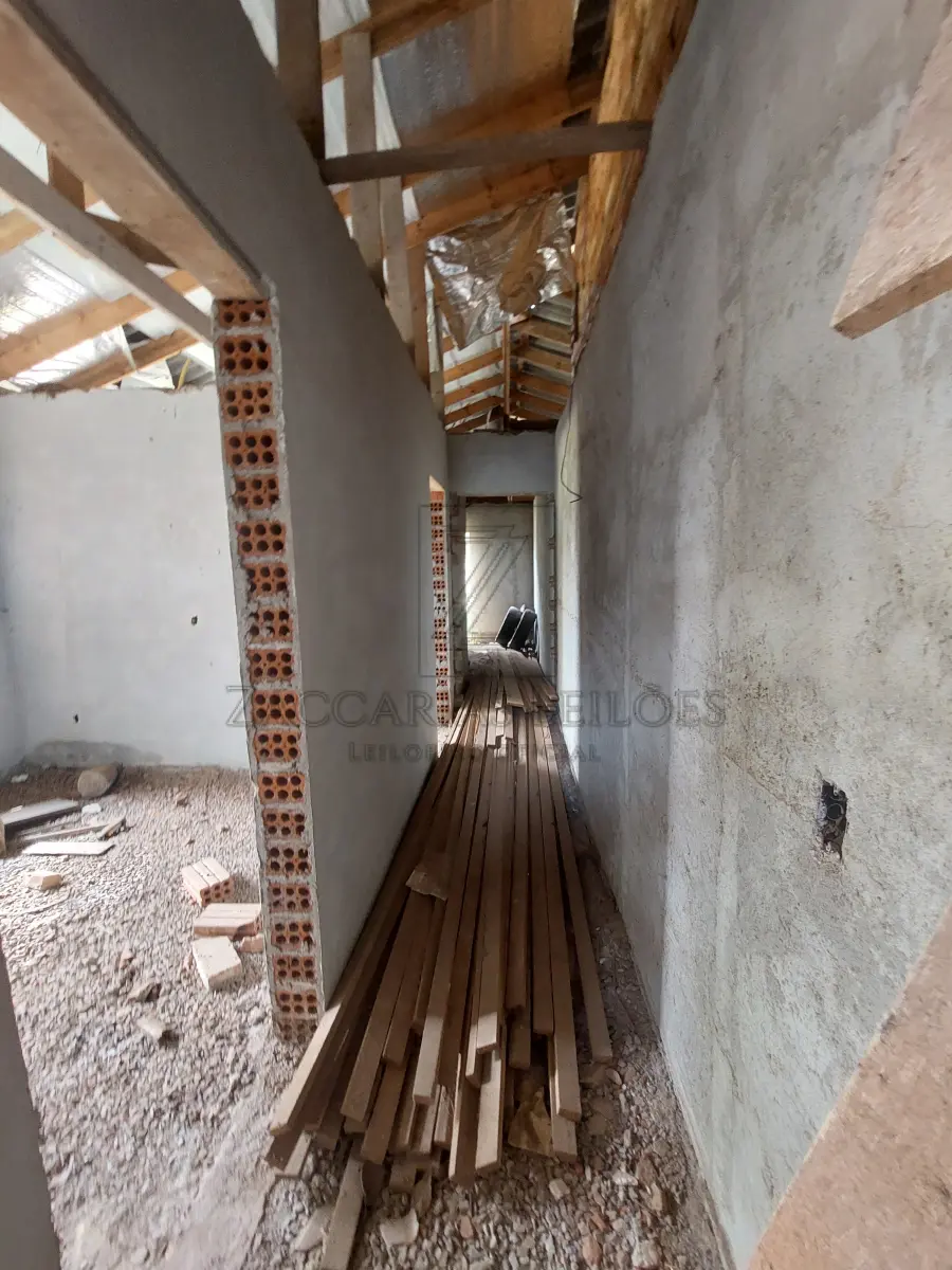 LOTE 003 - IMÓVEL: Fração de 286,64m2 e 50% das benfeitorias (55,00m2 na casa de madeira e 12,50m2 na casa de alvenaria). da matrícula nº 2428, do LIVRO Nº 2 DO REGISTRO DE IMÓVEIS DA COMARCA DE NOVA PRATA. Descrita como: NA PARTE DO LOTE NÚMERO OITO(8), SITO NA RUA SILVÉRIO ANTONIO DE ARAUJO, EX-PRAÇA DA IGREJA SANTO ANTONIO, esquina com a rua 20 de setembro, ex-travessa, lado par, quarteirão compreendido pelas ruas 20 de setembro ex-travessa do Comercio, Estrada Buarque de Macedo e Silvério Antonio de Araujo, ex-praça da Igreja Santo Antonio da Vila Rio Branco, distrito deste município, com a área de 799,98m² confrontando; AO NORTE, na extensão de 55,00 metros com a rua 20 de setembro, ex-travessa, na direção Este-Oeste; daí na direção norte-sul, por 8,00metros com a rua Silvério Antonio de Araujo, ex-praça da Igreja Santo Antonio daí, na extensão de 25,00metros, na direção Oeste-Leste, com terras da Sociedade Bochófila Rio Branco, dai, rumo sul, na extensão de 12,00metros, ainda com terras da Sociedade Bochófila Rio Branco; daí rumo Oeste-este, na extensão de 30,00 metros, com terras de Fernando Pocai e daí rumo Norte, na extensão de 20,00 metros com o lote número 1. Com uma casa de madeira em regular estado de conservação e uma pequena casa de alvenaria com duas peças.