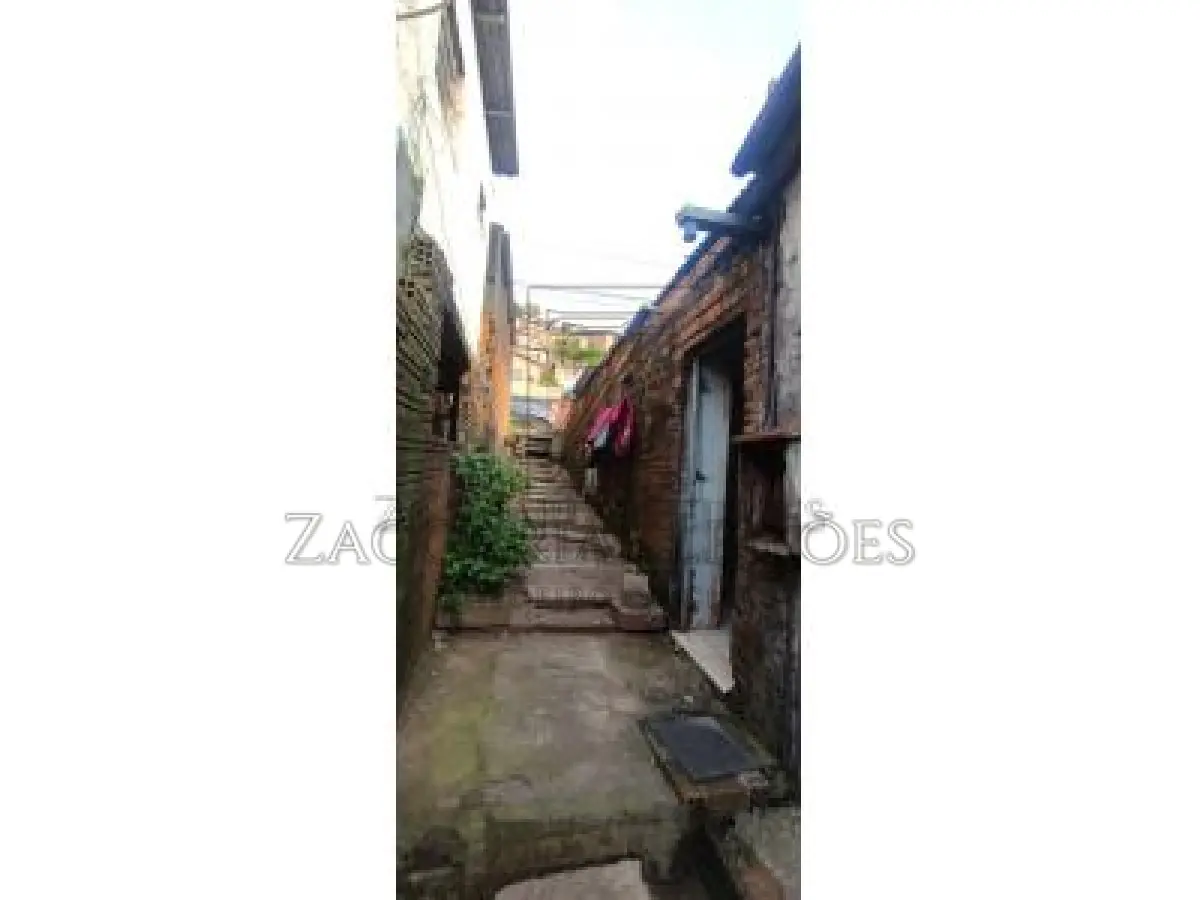 LOTE 005 - Imóvel: Lote nº 385 da quadra 21, zona 05, distrito 01, do loteamento do Núcleo Habitacional  Promorar “Vila Segundinha”, nesta cidade, com 190,00m² de área, fazendo frente, a sudeste, em 7,02  m, com a Rua Capitão Pelegrino Guzzo; a sudoeste, em 26,86m, com o lote 392, nos fundos, a noroeste,  em 7,01m, com o lote 42; a nordeste, em 27,43m, com o lote 378; situado na quadra formada pelas ruas  UM, Capitão Pelegrino Guzzo e passagem. Foi construído neste imóvel – o lote nº 25 da quadra “B”, uma  unidade habitacional de 3,00 metros x 5,625 metros, perfazendo 16,8750m² de área construída, que leva o  nº 754 da Rua Capitão Pelegrino Guzzo. Matrícula nº 6.709 do R.I. da Comarca de Veranópolis RS.