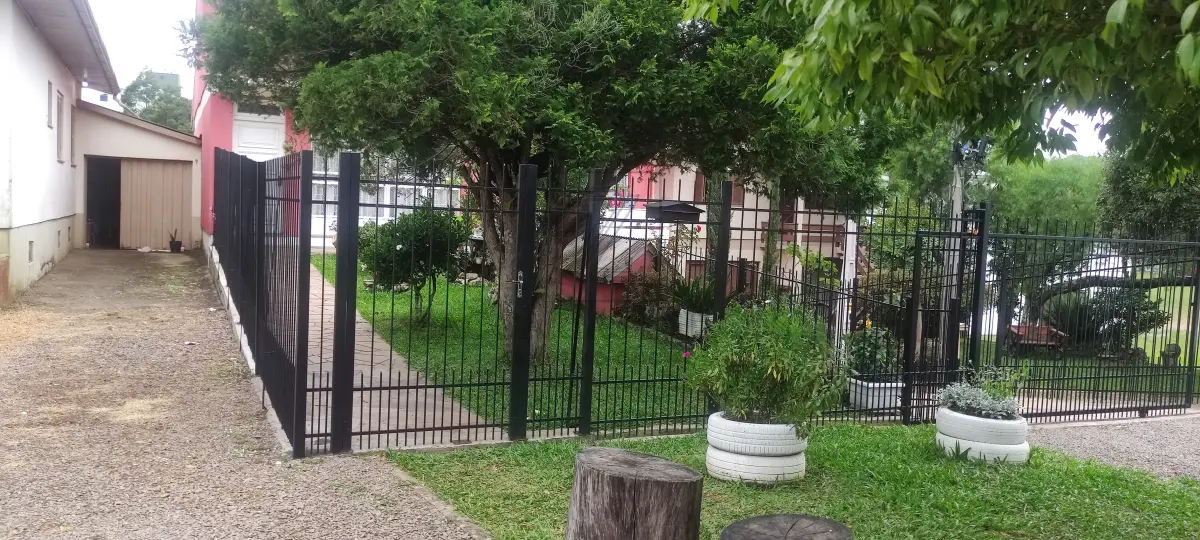 LOTE 001 - IMÓVEL URBANO, na cidade de Vila Flores, fazendo frente para a faixa de domínio do DAER-RST 470, lado esquerdo, direção norte sul, a 36m (a contar do lado norte) da esquina da rua 10 de Abril, dentro do quarteirão formado por estas e mais a Av. Das Flores e a Rua do Seminário, com a denominação administrativa de lote nº 839 da quadra20, zona 01, distrito 01, com a área de 498,00m² de terras que confrontam: ao norte, como lote nº 851 de propriedade de Vilson Roncato e esposa, numa extensão de 41,50 metros; ao sul, com terras de propriedade de Tarcísio Breitenbach numa extensão de 41,50 metros; ao leste, com terreno de Ildo Crivelleto, numa extensão de 12,00 metros e ao oeste — , com a faixa de domínio do DAER-SST/470, numa frente de 12,00 metros e as alterações posteriores. Benfeitoria: CASA RESIDENCIAL em alvenaria, com dois pavimentos, está com a área de 234,00m², localizada na RSC/470, nº 2.232, na cidade de Vila Flores, RS, imóvel esse objeto da Matrícula nº 9.551 do Livro2 R.I. da Comarca de Veranópolis RS.