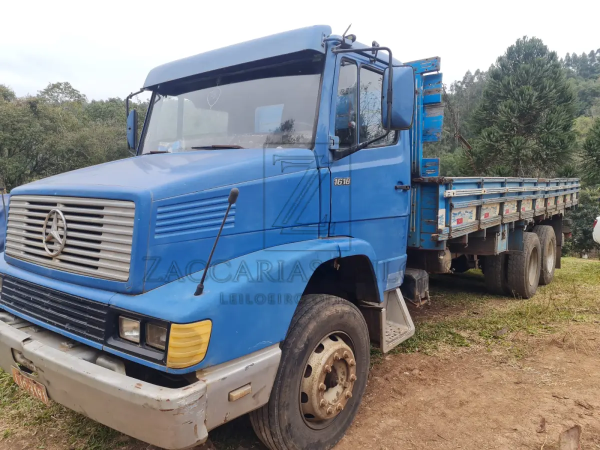 LOTE 007 - Um caminhão da marca M. BENZ/L 1618, placas JJC-3191, na cor azul, à Diesel, ano/modelo  1991/1991, com terceiro eixo adaptado, RENAVAM 10072330.