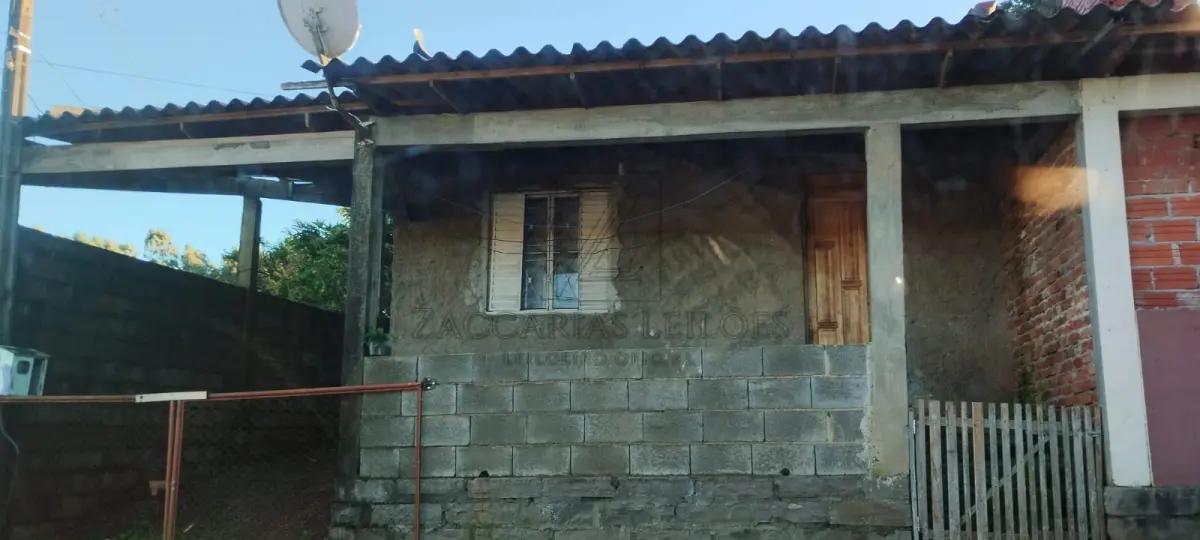 LOTE 001 - Benfeitorias, ou seja, um prédio em alvenaria destinado a residência, com 32,90 m², situado na Rua das Margaridas nº 1568, nesta cidade, edificadas sobre o imóvel de matrícula 14.503, Livro nº 2 do REGISTRO DE IMÓVEIS DA COMARCA DE NOVA PRATA/RS: Lote 08, da quadra E, do LOTEAMENTO PROMORAR, nesta cidade , com a área de 160,00m², distando 20,00m da esquina formada pela Rua da Margaridas e Rua 12 de Outubro, fazendo frente, ao SUL, em 8,00m, com a Rua das Margaridas, lado par; ao OESTE, de frente a fundos, em 20,00m, com o lote 09, lote 10 e um pedaço do lote 11; nos fundos, ao NORTE, em 8,00m, com o lote 14, e ao LESTE, de frente a fundos, em 20,00m, com o lote 07; situado no quarteirão formado pela Rua dos Jasmins, Rua 12 de Outubro, Rua das Margaridas e terras da Prefeitura, com uma casa de alvenaria, pera residência, do tipo E-3, com 32,90m².