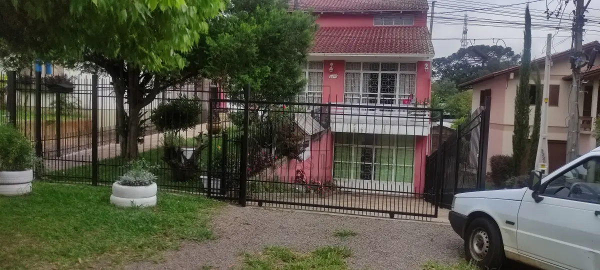 LOTE 001 - IMÓVEL URBANO, na cidade de Vila Flores, fazendo frente para a faixa de domínio do DAER-RST 470, lado esquerdo, direção norte sul, a 36m (a contar do lado norte) da esquina da rua 10 de Abril, dentro do quarteirão formado por estas e mais a Av. Das Flores e a Rua do Seminário, com a denominação administrativa de lote nº 839 da quadra20, zona 01, distrito 01, com a área de 498,00m² de terras que confrontam: ao norte, como lote nº 851 de propriedade de Vilson Roncato e esposa, numa extensão de 41,50 metros; ao sul, com terras de propriedade de Tarcísio Breitenbach numa extensão de 41,50 metros; ao leste, com terreno de Ildo Crivelleto, numa extensão de 12,00 metros e ao oeste — , com a faixa de domínio do DAER-SST/470, numa frente de 12,00 metros e as alterações posteriores. Benfeitoria: CASA RESIDENCIAL em alvenaria, com dois pavimentos, está com a área de 234,00m², localizada na RSC/470, nº 2.232, na cidade de Vila Flores, RS, imóvel esse objeto da Matrícula nº 9.551 do Livro2 R.I. da Comarca de Veranópolis RS.