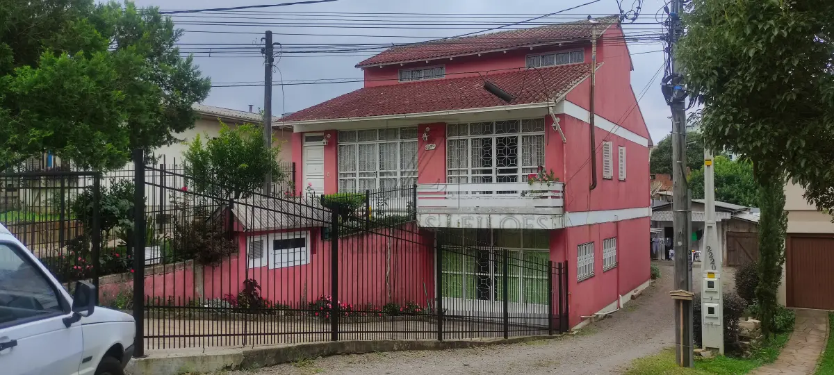LOTE 001 - IMÓVEL URBANO, na cidade de Vila Flores, fazendo frente para a faixa de domínio do DAER-RST 470, lado esquerdo, direção norte sul, a 36m (a contar do lado norte) da esquina da rua 10 de Abril, dentro do quarteirão formado por estas e mais a Av. Das Flores e a Rua do Seminário, com a denominação administrativa de lote nº 839 da quadra20, zona 01, distrito 01, com a área de 498,00m² de terras que confrontam: ao norte, como lote nº 851 de propriedade de Vilson Roncato e esposa, numa extensão de 41,50 metros; ao sul, com terras de propriedade de Tarcísio Breitenbach numa extensão de 41,50 metros; ao leste, com terreno de Ildo Crivelleto, numa extensão de 12,00 metros e ao oeste — , com a faixa de domínio do DAER-SST/470, numa frente de 12,00 metros e as alterações posteriores. Benfeitoria: CASA RESIDENCIAL em alvenaria, com dois pavimentos, está com a área de 234,00m², localizada na RSC/470, nº 2.232, na cidade de Vila Flores, RS, imóvel esse objeto da Matrícula nº 9.551 do Livro2 R.I. da Comarca de Veranópolis RS.