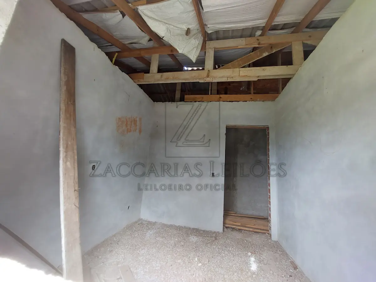 LOTE 003 - IMÓVEL: Fração de 286,64m2 e 50% das benfeitorias (55,00m2 na casa de madeira e 12,50m2 na casa de alvenaria). da matrícula nº 2428, do LIVRO Nº 2 DO REGISTRO DE IMÓVEIS DA COMARCA DE NOVA PRATA. Descrita como: NA PARTE DO LOTE NÚMERO OITO(8), SITO NA RUA SILVÉRIO ANTONIO DE ARAUJO, EX-PRAÇA DA IGREJA SANTO ANTONIO, esquina com a rua 20 de setembro, ex-travessa, lado par, quarteirão compreendido pelas ruas 20 de setembro ex-travessa do Comercio, Estrada Buarque de Macedo e Silvério Antonio de Araujo, ex-praça da Igreja Santo Antonio da Vila Rio Branco, distrito deste município, com a área de 799,98m² confrontando; AO NORTE, na extensão de 55,00 metros com a rua 20 de setembro, ex-travessa, na direção Este-Oeste; daí na direção norte-sul, por 8,00metros com a rua Silvério Antonio de Araujo, ex-praça da Igreja Santo Antonio daí, na extensão de 25,00metros, na direção Oeste-Leste, com terras da Sociedade Bochófila Rio Branco, dai, rumo sul, na extensão de 12,00metros, ainda com terras da Sociedade Bochófila Rio Branco; daí rumo Oeste-este, na extensão de 30,00 metros, com terras de Fernando Pocai e daí rumo Norte, na extensão de 20,00 metros com o lote número 1. Com uma casa de madeira em regular estado de conservação e uma pequena casa de alvenaria com duas peças.