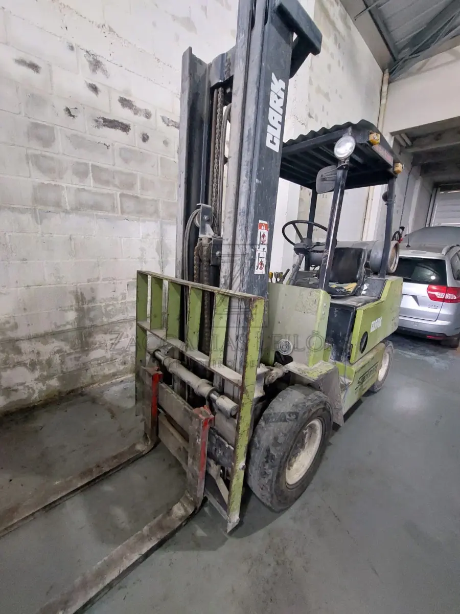 LOTE 002 - Empilhadeira da marca Clarck, capacidade 2.500 kg.
