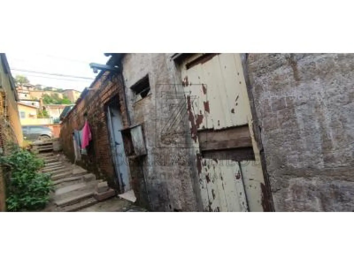 LOTE 005 - Imóvel: Lote nº 385 da quadra 21, zona 05, distrito 01, do loteamento do Núcleo Habitacional  Promorar “Vila Segundinha”, nesta cidade, com 190,00m² de área, fazendo frente, a sudeste, em 7,02  m, com a Rua Capitão Pelegrino Guzzo; a sudoeste, em 26,86m, com o lote 392, nos fundos, a noroeste,  em 7,01m, com o lote 42; a nordeste, em 27,43m, com o lote 378; situado na quadra formada pelas ruas  UM, Capitão Pelegrino Guzzo e passagem. Foi construído neste imóvel – o lote nº 25 da quadra “B”, uma  unidade habitacional de 3,00 metros x 5,625 metros, perfazendo 16,8750m² de área construída, que leva o  nº 754 da Rua Capitão Pelegrino Guzzo. Matrícula nº 6.709 do R.I. da Comarca de Veranópolis RS.