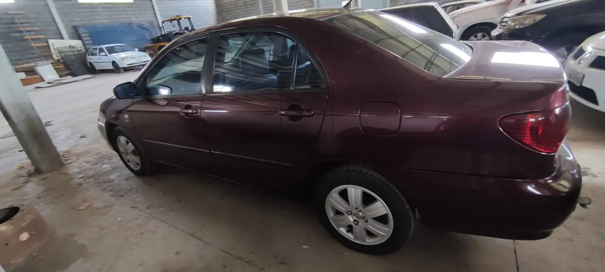 LOTE 003 - Um automóvel da marca TOYOTA/COROLA SEG 18VVT, placas AHW-0060, ano/modelo 2004/2005, na cor vermelha, à gasolina, RENAVAM 839691378.