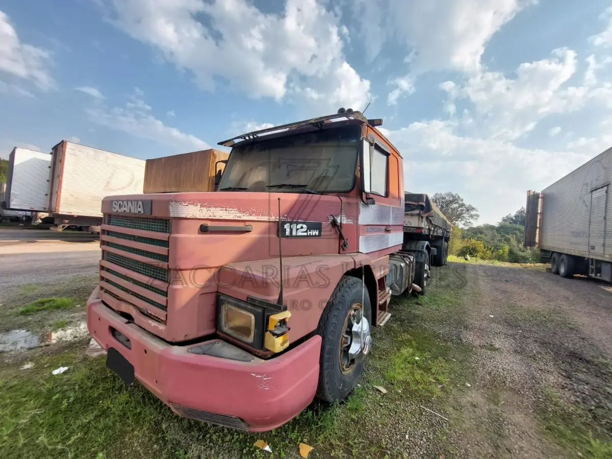 LOTE 005 - Um caminhão trator da marca SCANIA/T112 HW, ano 1991, cor vermelha.