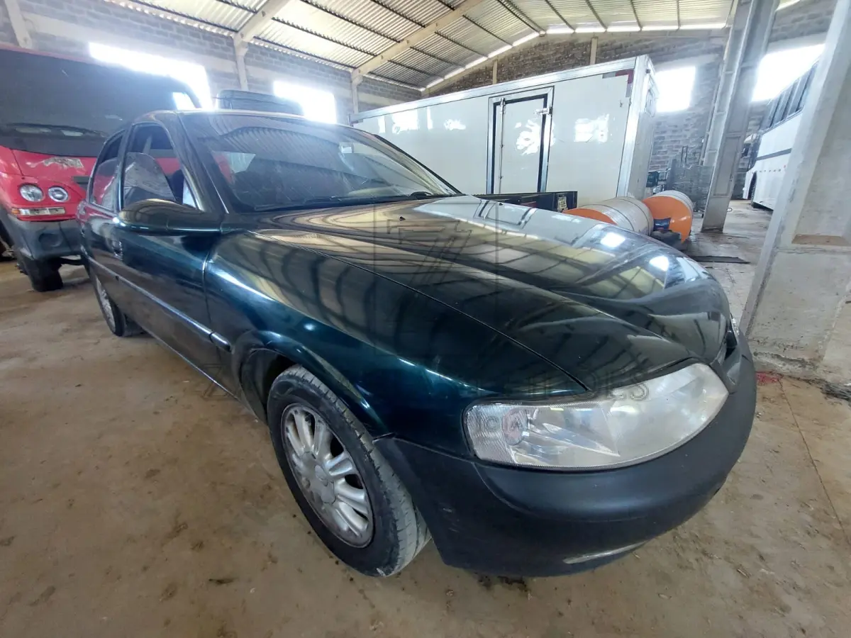 LOTE 005 - Um automóvel da marca GM-CHEVROLET/VECTRA CD, placas IFQ-7698, na cor verde,  ano/modelo 1996/1997, RENAVAM 664073484.