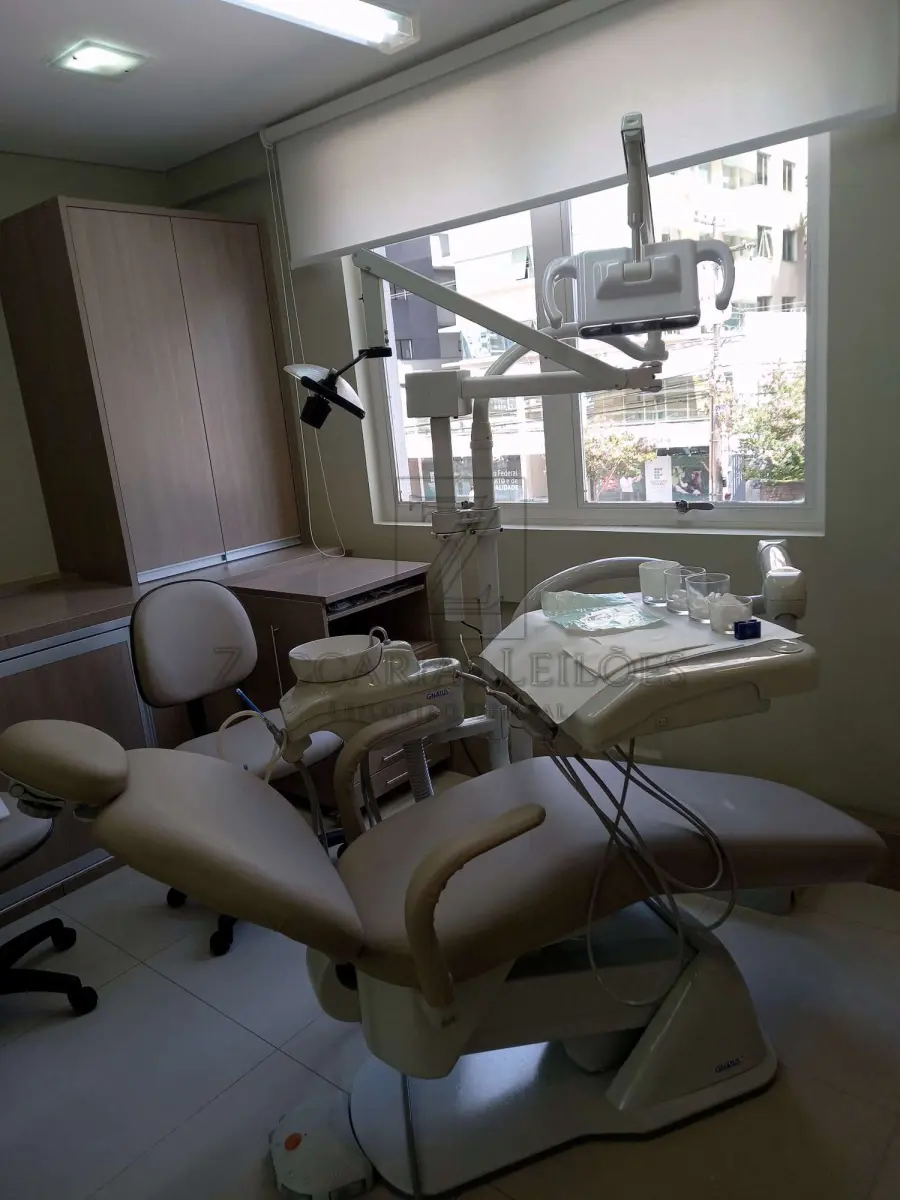 LOTE 003 - Um Equipamento GNATUS completo, com refletores, três leds, com uma  unidade de alta e baixa rotação, utilizado para cirurgia. Bom estado e funcionamento.