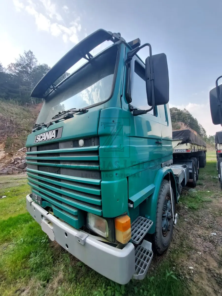 LOTE 003 - Um caminhão trator da marca SCANIA/R112 HS 4X2, ano 1988, na cor verde.