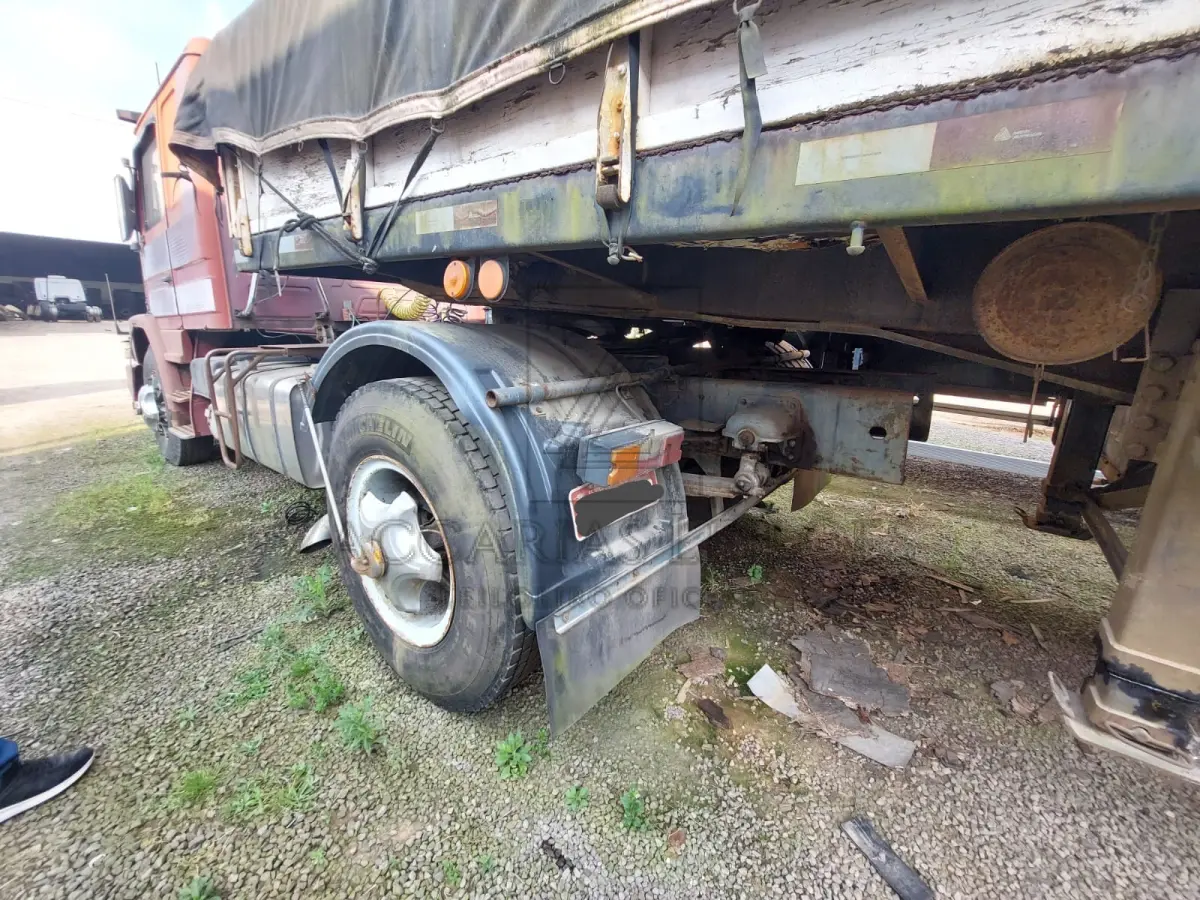 LOTE 005 - Um caminhão trator da marca SCANIA/T112 HW, ano 1991, cor vermelha.