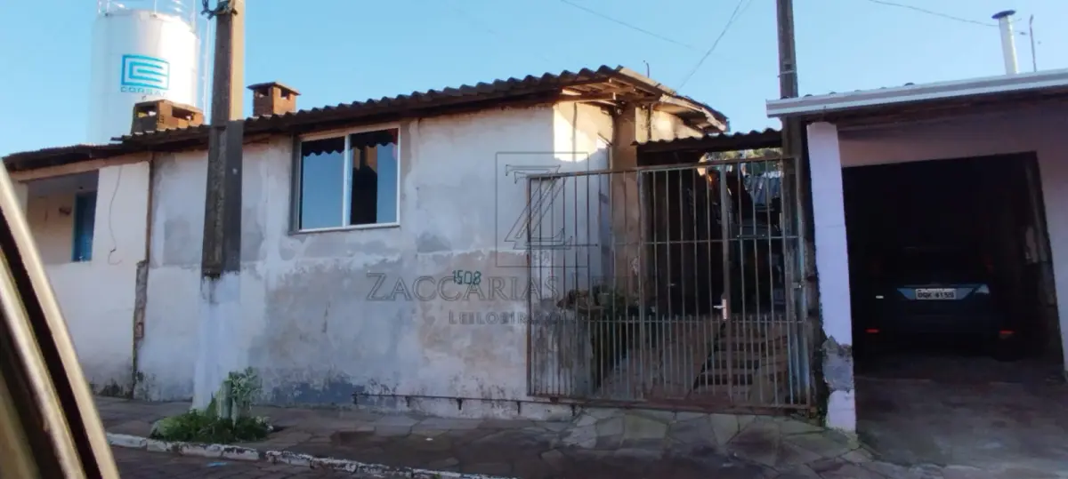 LOTE 005 - Estritamente em relação a benfeitoria. Um prédio em alvenaria destinado a residência, com 32,90  m², situado na Rua dos Jasmins nº 1508, nesta cidade, edificado sobre a matrícula 14.518, de  propriedade do Município de Nova Prata. Lote 02, da quadra F, do LOTEAMENTO PROMORAR, nesta  cidade, com área de 176,00m², distando 8,08m da esquina formada pela Rua dos Jasmins e terras da  sucessão de Valdomiro Trucolo, fazendo frente ao SUL, em 8,00m, com a Rua dos Jasmins, lado par;  ao OESTE, de frente a fundos, em 22,00m com o lote 01; nos fundos, ao NORTE, em 8,00m, com terras  da sucessão de Valdomiro Trucolo, e ao LESTE, de frente a fundos, em 22,00m, com o lote 03; situado  no quarteirão formado pela Rua dos Jasmins, terras da sucessão de Valdomiro Trucolo e terras da  Prefeitura, com UMA CASA de alvenaria, para residência, do tipo E-#, com 32,90m², edificada em 1984..  MATRÍCULA nº 14.518, do LIVRO DE REGISTRO DE IMÓVEIS DA COMARCA DE NOVA PRATA/RS.