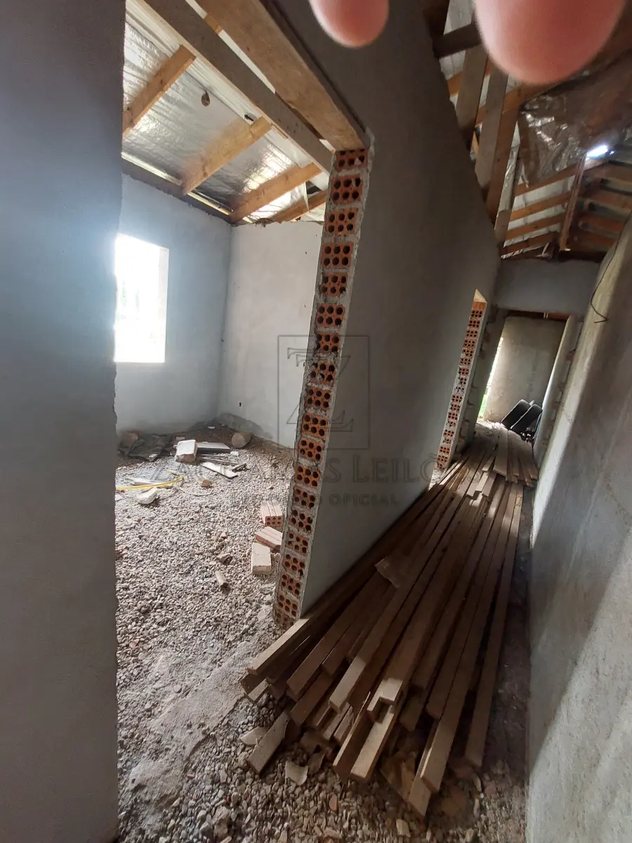 LOTE 003 - IMÓVEL: Fração de 286,64m2 e 50% das benfeitorias (55,00m2 na casa de madeira e 12,50m2 na casa de alvenaria). da matrícula nº 2428, do LIVRO Nº 2 DO REGISTRO DE IMÓVEIS DA COMARCA DE NOVA PRATA. Descrita como: NA PARTE DO LOTE NÚMERO OITO(8), SITO NA RUA SILVÉRIO ANTONIO DE ARAUJO, EX-PRAÇA DA IGREJA SANTO ANTONIO, esquina com a rua 20 de setembro, ex-travessa, lado par, quarteirão compreendido pelas ruas 20 de setembro ex-travessa do Comercio, Estrada Buarque de Macedo e Silvério Antonio de Araujo, ex-praça da Igreja Santo Antonio da Vila Rio Branco, distrito deste município, com a área de 799,98m² confrontando; AO NORTE, na extensão de 55,00 metros com a rua 20 de setembro, ex-travessa, na direção Este-Oeste; daí na direção norte-sul, por 8,00metros com a rua Silvério Antonio de Araujo, ex-praça da Igreja Santo Antonio daí, na extensão de 25,00metros, na direção Oeste-Leste, com terras da Sociedade Bochófila Rio Branco, dai, rumo sul, na extensão de 12,00metros, ainda com terras da Sociedade Bochófila Rio Branco; daí rumo Oeste-este, na extensão de 30,00 metros, com terras de Fernando Pocai e daí rumo Norte, na extensão de 20,00 metros com o lote número 1. Com uma casa de madeira em regular estado de conservação e uma pequena casa de alvenaria com duas peças.