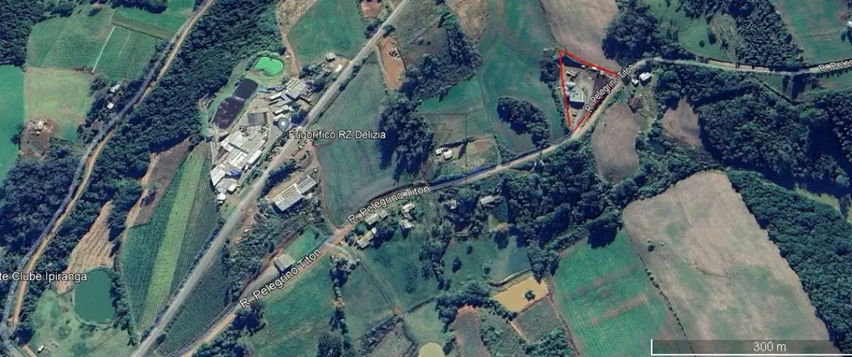 LOTE 003 - Imóvel: Parte do lote rural n° 04 da Linha Frei Caneca, no município de Cotiporã RS, com área  de 5.716,85m² (cinco mil setecentos e dezesseis metros quadrados e oitenta e cinco decímetros  quadrados) de terras sem benfeitorias, em forma triangular, que distam em seu lado norte 325,57 metros  das terras do mesmo lote nº 04 de Ermenegildo Turcatel, com as seguintes confrontações: ao nordeste, por  105,51 metros, com terras do mesmo lote nº 04, de Antonio Marcon; ao sudeste, por 116,58 metros, com  terras do mesmo lote nº 04, de Antonio Marcon, servindo de divisa uma estrada e ao oeste, com terras do  lote nº 06 da mesma Linha Frei Caneca, parte de Antonio Presoto e sua mulher e parte de Pedro Zardo.  Benfeitoria: Um pavilhão comercial em alvenaria, com área de 153,75m². Tudo conforme Matrícula  23.348 do CRI da Comarca de Veranópolis RS.