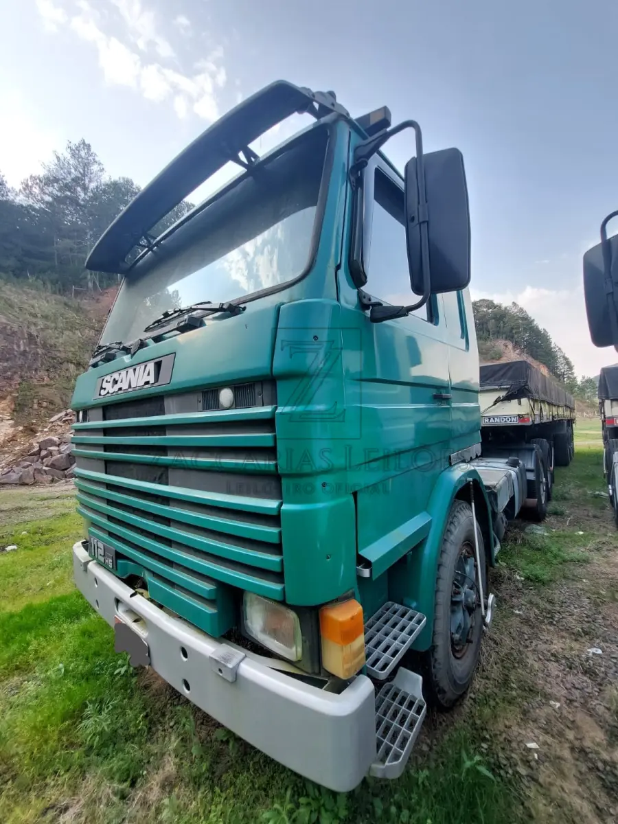 LOTE 003 - Um caminhão trator da marca SCANIA/R112 HS 4X2, ano 1988, na cor verde.
