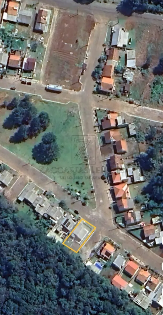 LOTE 001 - IMÓVEL - LOTE 01 da Quadra “E” do Loteamento Caravagio 1, nesta cidade com a área de  360,20m², destinado a residência, medindo 12,40m de frente, ao NOR-NORDESTE, à Rua 3, lado ímpar,  por 29,11m de extensão, da frente ao fundo, ao LES-SUDESTE, com a Rua 5, com quem forma esquina,  e pelo outro lado, ao OES-NOROESTE, 28,98m com o lote 2, no fundo, ao SU-SUDOESTE, 12,40m com  terras de Valério Collet Junior e outros. BENFEITORIAS: Foi edificado um prédio residencial, de construção  mista, com área de 57,74m², sob nº 741 da Rua 3. MATRÍCULA 17.046, do Registro de Imóveis da Comarca  de Nova Prata-RS.