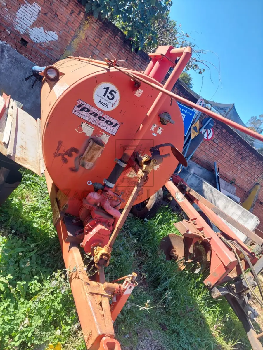 LOTE 010 - Um distribuidor de adubo líquido da marca IPACOL.