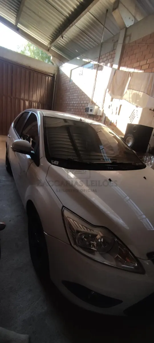 LOTE 005 - Um automóvel da marca I/FORD FOCUS HC FLEX, placa ITQ0B96, na Cor: Branca, à gasolina,  Ano/modelo: 2012/2013, RENAVAM: 490751709.