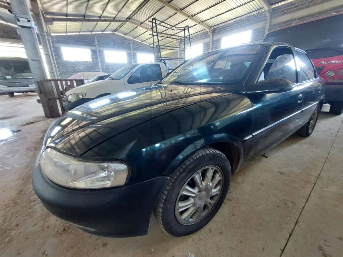 LOTE 005 - Um automóvel da marca GM-CHEVROLET/VECTRA CD, placas IFQ-7698, na cor verde,  ano/modelo 1996/1997, RENAVAM 664073484.