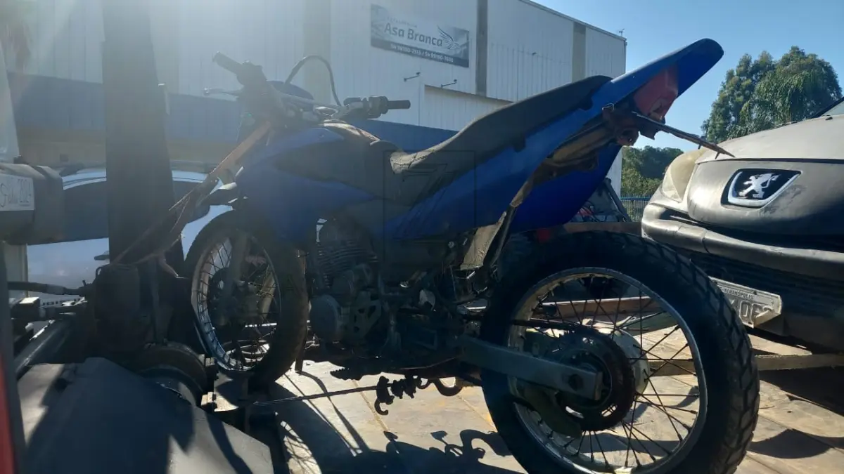 LOTE 012 - Uma motocicleta da marca HONDA/NXR 150 BROS ESD, placa IME-5807, ano/modelo  2004/2005, na cor azul, RENAVAM 841969230.