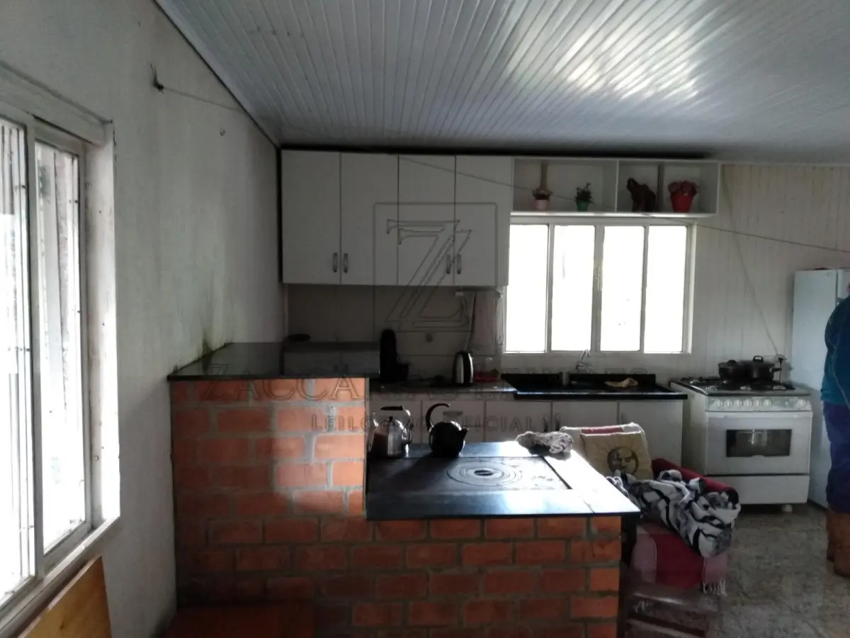 LOTE 004 - UMA AREA DE TERRAS DE CULTURA, localizada em São Jorge-RS, com a área de 80.058,00m² de forma  irregular, confrontando: ao NORTE, por linha seca, com terras de II Abraão; ao SUL, por linha seca, com  terras de Ermindo Pelissarí; ao LESTE, pela estrada municipal que liga os municípios de São Jorge a  Guabijú, com terras de Juarte Fracasso; e ao OESTE, com terras de Ivan Dall Agnol. P. Benfeitorias: Uma CASA (MISTA) Metragem da Casa mista medindo aproximadamente 150,00m²; Um Chiqueiro em construção mista com 52,00m²; Um chiqueiro antigo de madeira com 45,00m²; Mangueira em madeira com 80,00m²; Um Galpão em madeira com 350,00m²; Um chiqueiro misto com 540,00m², 26 baias, capacidade 400 suínos; Silo para armazenagem de ração com capacidade para 15 toneladas; Depósito para armazenamento de fezes de suínos e Poço artesiano, encamisado, com 96 metros de profundidade.
