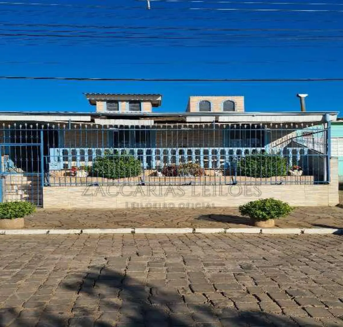 LOTE 004 - LOTE 08, da quadra J, do LOTEAMENTO PROMORAR, nesta cidade, com área de 160,00m², distando 16,00m da esquina formada pela Rua 12 de Outubro e Rua Alcides Ribeiro Carvalho, fazendo  frente ao LESTE em 8,00m com a Rua 12 de Outubro, lado ímpar, ao SUL de frente a fundos em 20,00m  com o lote 7, nos fundos ao OESTE em 8,00m com o lote 5 e lote 11, e ao NORTE de frente a fundos em  20,00m com o lote 9; situado no quarteirão formado pela Rua 12 de Outubro, Rua Alcides Ribeiro Carvalho,  Rua Inácia da Silva e terras da sucessão de Valdomiro Trucolo e Jacir A. Trucolo, com UMA CASA de  alvenaria, para residência do tipo E-3, com 32,90m², edificada em 1984. MATRÍCULA Nº 14.595, DO R. I.  DA COMARCA DE NOVA PRATA/RS.