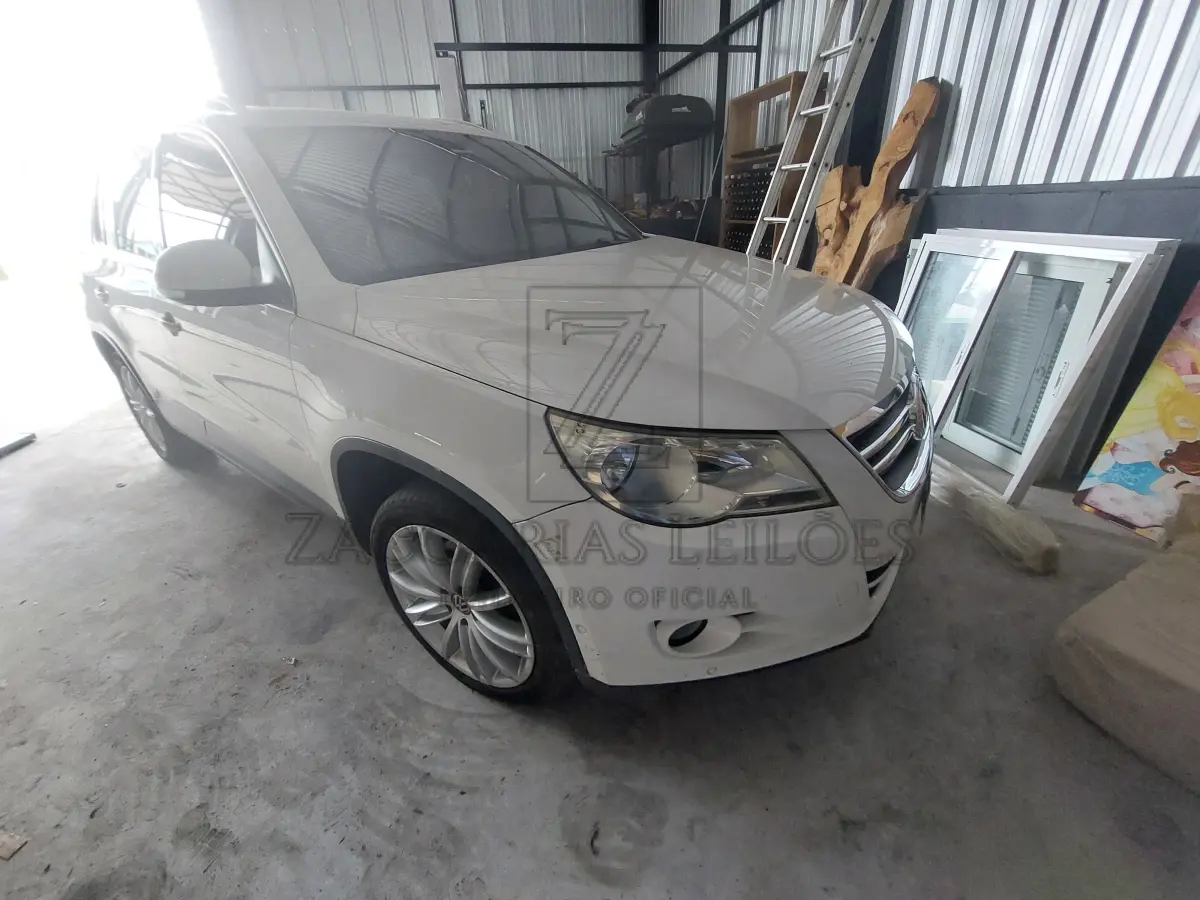 LOTE 005 - Um automóvel da marca VW-VOLKSWAGEN/TIGUAN 2.0 TSI, placas NQJ-1E04, na cor branca,  ano/modelo 2011/2011, RENAVAM 333843916.